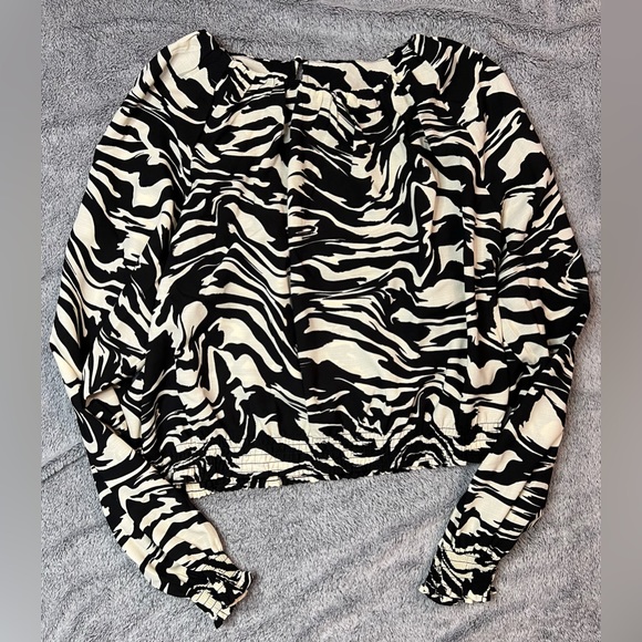 NWT H&M Black/White Balloon Sleeve Crop Top - Picture 1 of 8